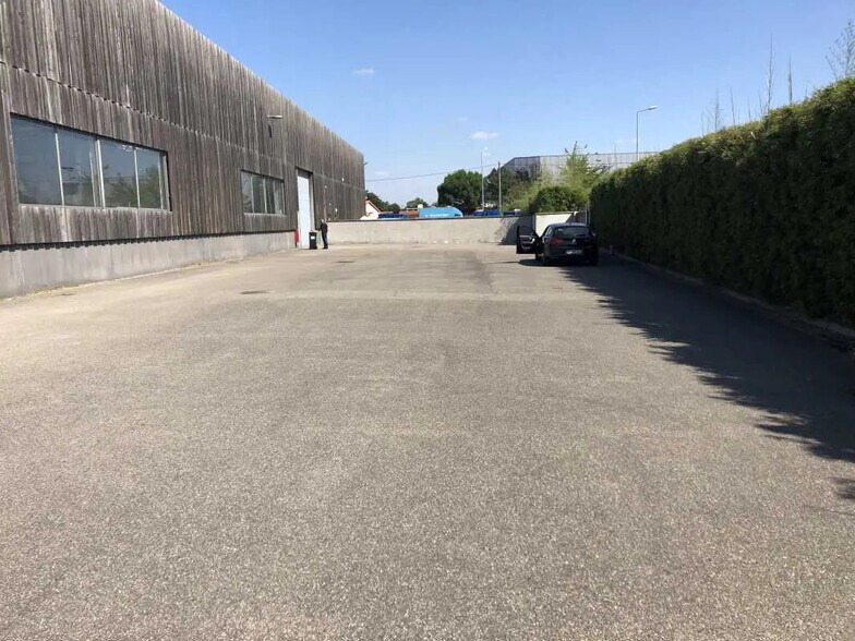 Local d’activités dans Saint-Priest à louer - Photo de l’immeuble – Image 3 sur 9