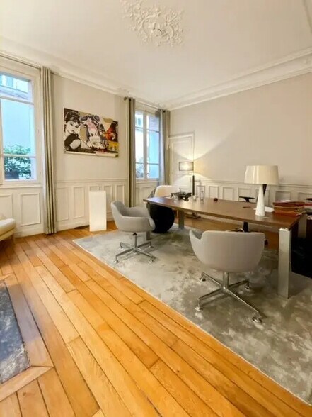 Immeuble residentiel dans Paris à vendre - Photo intérieure – Image 2 sur 3