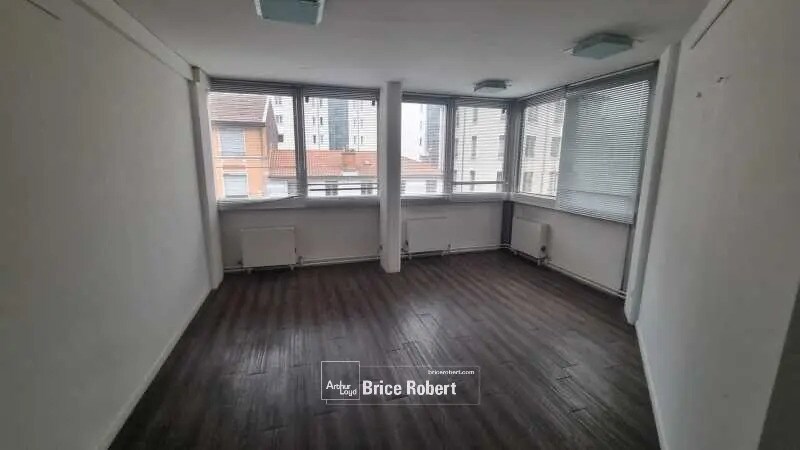 Local d’activités dans Villeurbanne à louer - Photo de l’immeuble – Image 3 sur 5