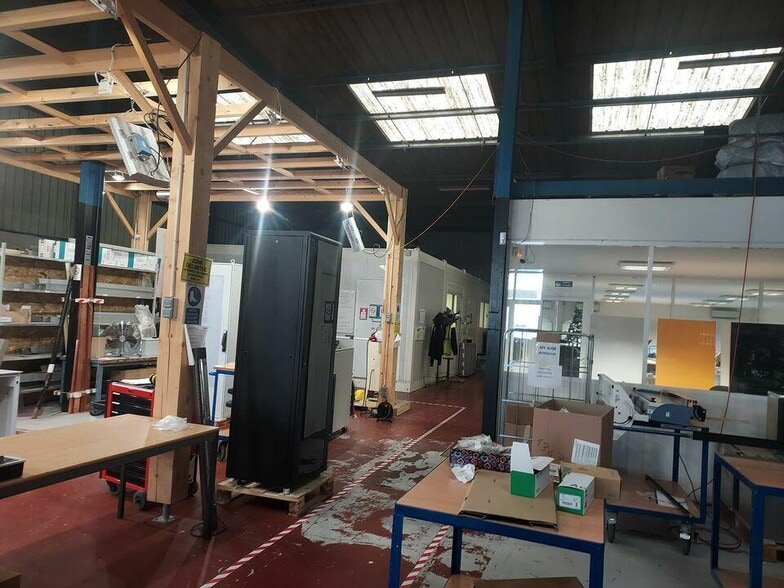 Local d'activités dans Saint-Martin-de-Crau à vendre - Photo de l’immeuble – Image 3 sur 5