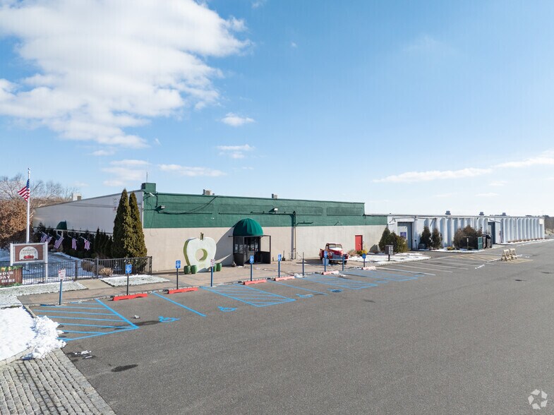 2711 Sound Ave, Calverton, NY à vendre - Photo principale – Image 1 sur 5