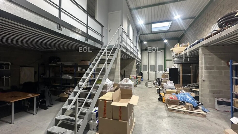 Local d’activités dans Saint-Thibault-des-Vignes à louer - Photo intérieure – Image 2 sur 3