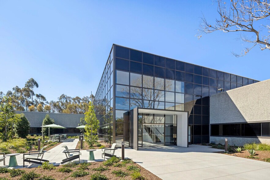9449 Carroll Park Dr, San Diego, CA à louer - Photo de l’immeuble – Image 1 sur 7