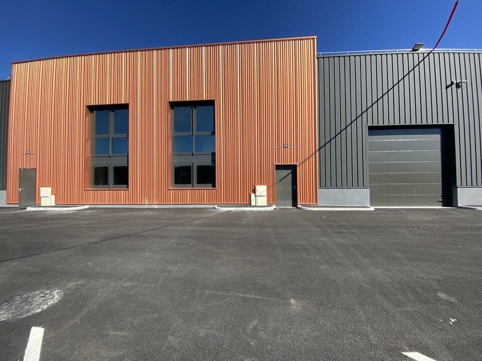 Local d’activités dans Champagne-sur-Oise à louer Photo principale– Image 1 sur 6