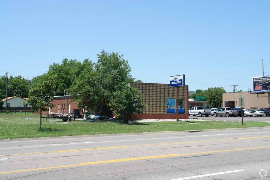 915-969 N West St, Wichita, KS à louer - Photo de l’immeuble – Image 2 sur 3