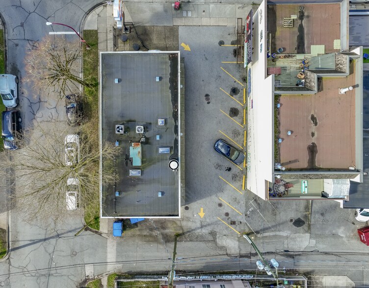 4990 Victoria Dr, Vancouver, BC à vendre - Photo de l’immeuble – Image 2 sur 8