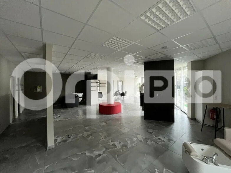 Local commercial dans La Verpillière à louer - Photo de l’immeuble – Image 3 sur 8