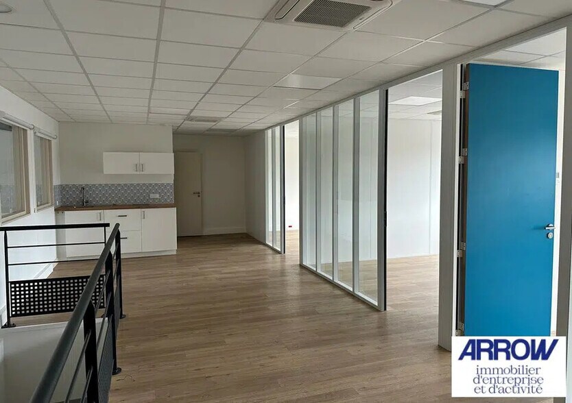 Local d’activités dans SAINT-ÉTIENNE-DE-MONTLUC à louer - Photo de l’immeuble – Image 2 sur 12