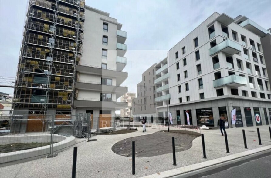 Local commercial dans Grenoble à louer - Photo de l’immeuble – Image 2 sur 17