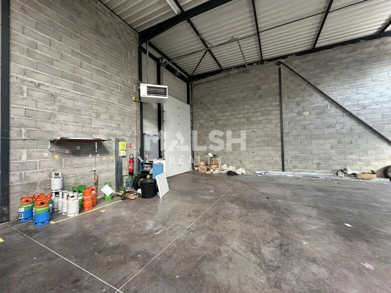 Local d’activités dans Vénissieux à louer - Photo de l’immeuble – Image 2 sur 9