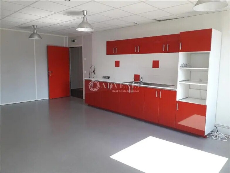 Local d’activités dans Villiers-sur-Marne à louer - Photo de l’immeuble – Image 3 sur 6