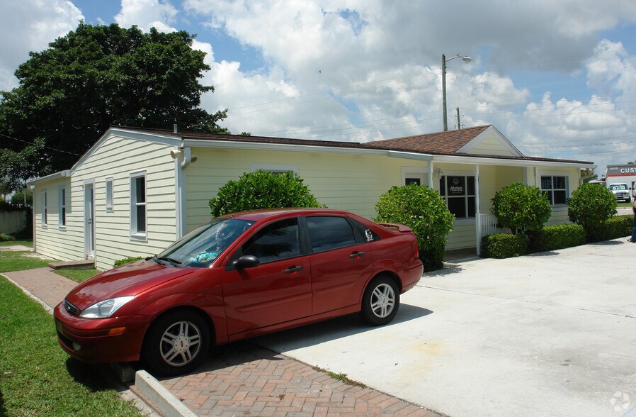 2718 Conroy Rd, West Palm Beach, FL à vendre - Photo de l’immeuble – Image 3 sur 3
