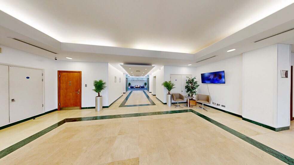 2 Arlington Sq, Bracknell à louer - Numérisation 3D Matterport – Image 2 sur 25
