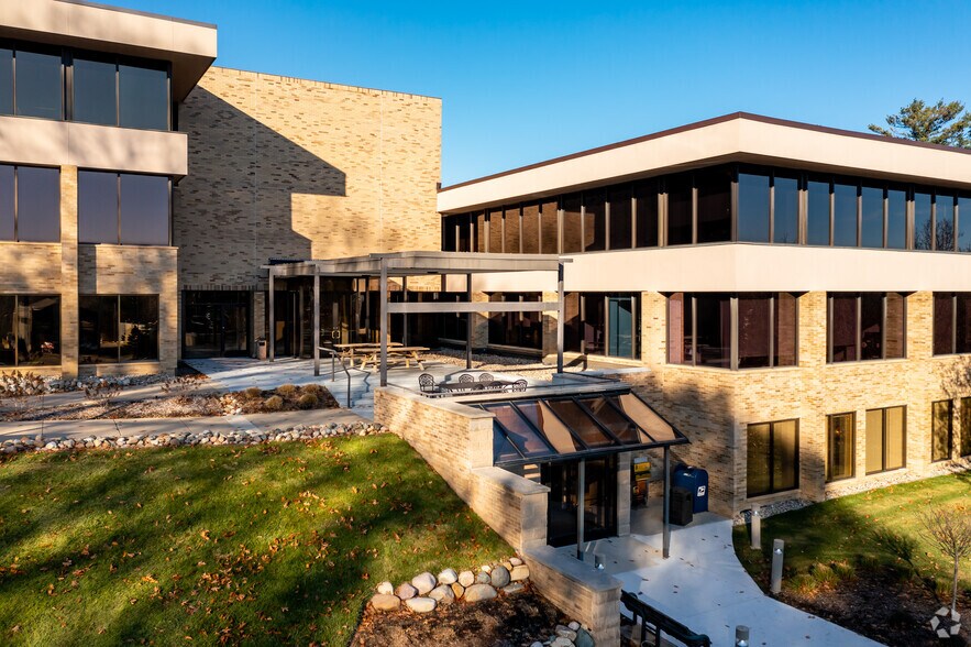 40701 Woodward Ave, Bloomfield Hills, MI à louer - Photo de l’immeuble – Image 1 sur 5