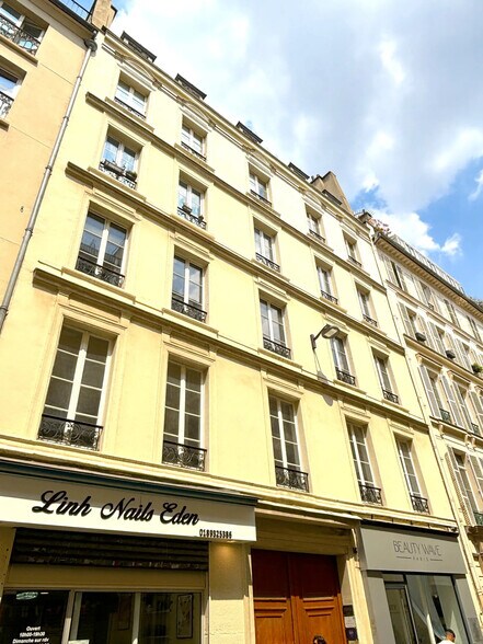 16 Rue Bleue, Paris à louer - Photo de l’immeuble – Image 2 sur 7