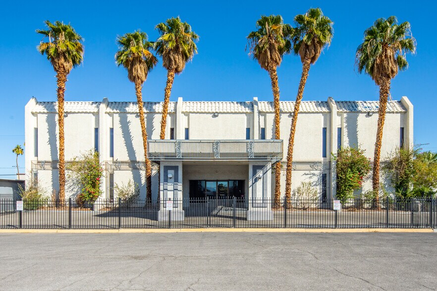 844 E Sahara Ave, Las Vegas, NV à louer - Photo principale – Image 1 sur 15