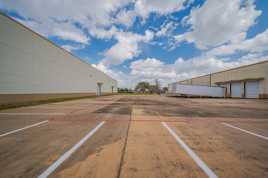 12670 Jebbia Ln, Stafford, TX à louer - Photo de l’immeuble – Image 2 sur 4