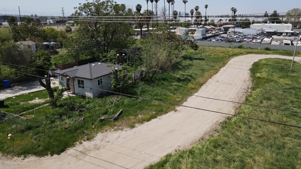 696 S Foisy St, San Bernardino, CA à vendre - Photo de l’immeuble – Image 2 sur 3