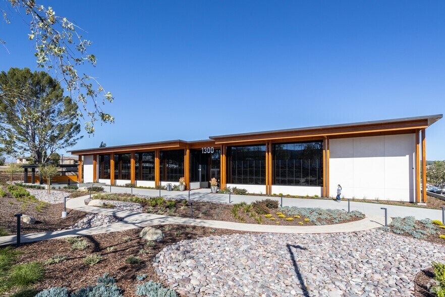 1300 Rancho Conejo Blvd, Thousand Oaks, CA à louer - Photo de l’immeuble – Image 3 sur 3
