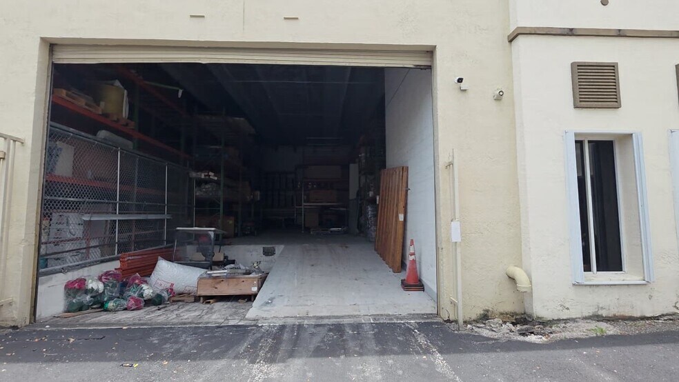 10420 NW 37th Ter, Miami, FL à vendre - Vidéo sur l’annonce professionnelle – Image 2 sur 25