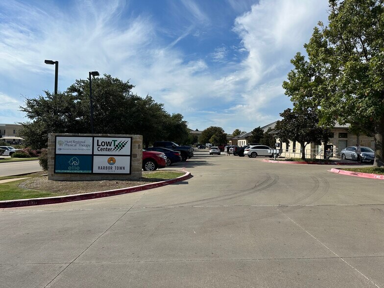 930 W Ralph Hall Pky, Rockwall, TX à louer - Photo de l’immeuble – Image 2 sur 20