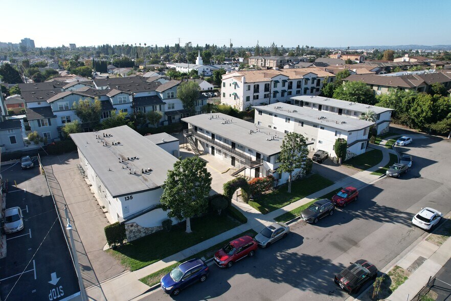 119-135 S Fahrion Pl, Anaheim, CA à vendre - Photo de l’immeuble – Image 2 sur 8