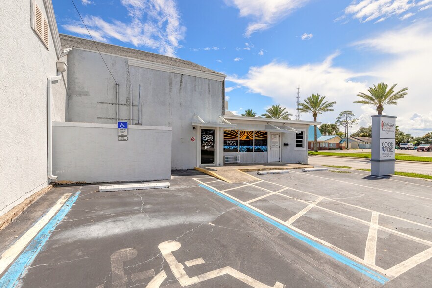 529 Ridgewood Ave, Daytona Beach, FL à louer - Photo de l’immeuble – Image 3 sur 38