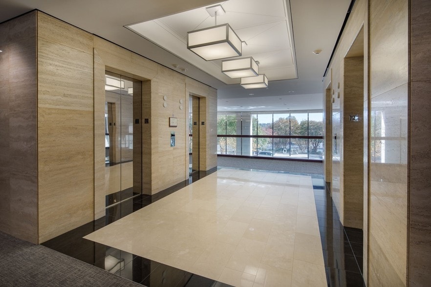 900 Ashwood Pky, Atlanta, GA à louer - Hall d’entrée – Image 2 sur 15