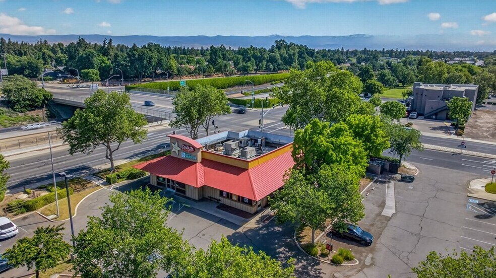 501 S Chinowth St, Visalia, CA à vendre - Photo de l’immeuble – Image 3 sur 12