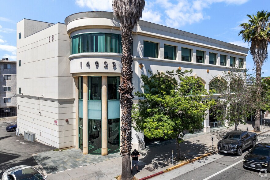 14925-14945 Ventura Blvd, Sherman Oaks, CA à louer - Photo de l’immeuble – Image 3 sur 28
