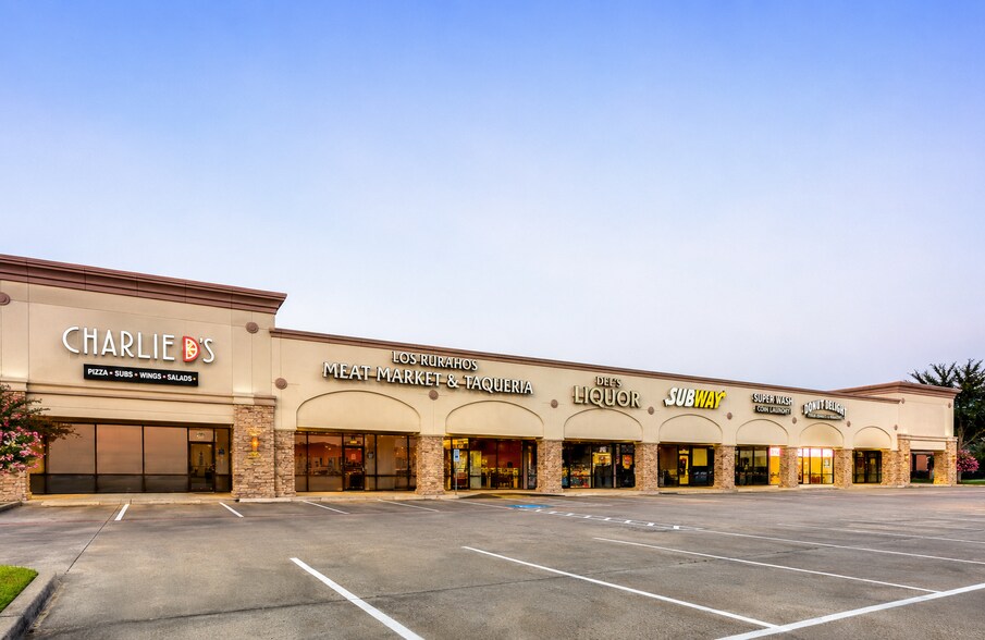 8925 Fallbrook Dr, Houston, TX à louer - Photo de l’immeuble – Image 1 sur 3