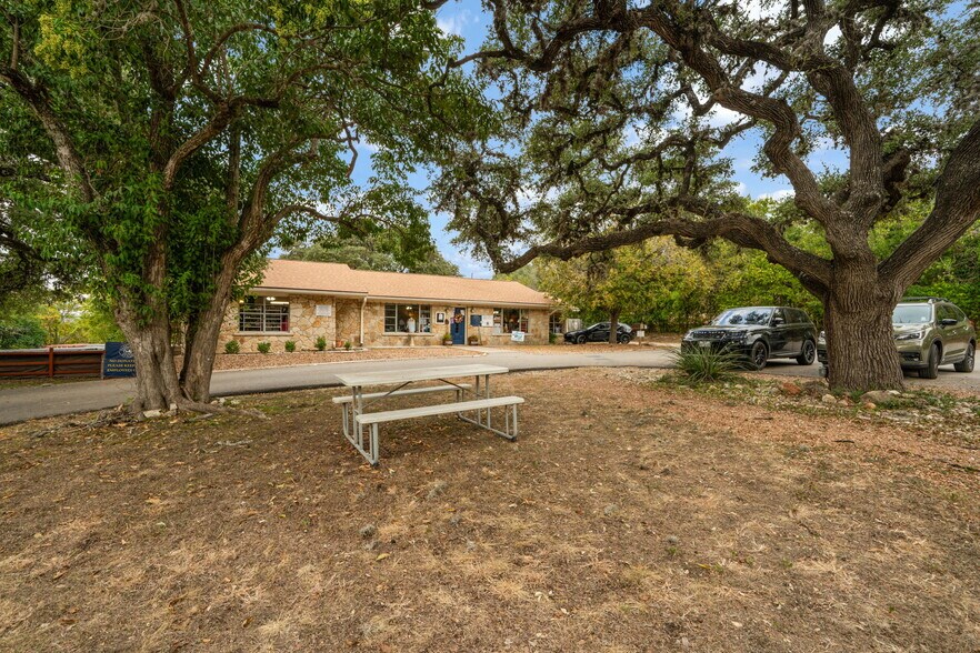930 N School St, Boerne, TX à vendre - Photo de l’immeuble – Image 3 sur 49