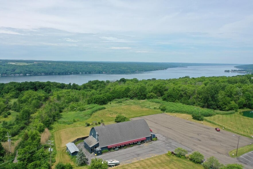 1636 E Shore Dr, Ithaca, NY à vendre - Photo principale – Image 1 sur 3