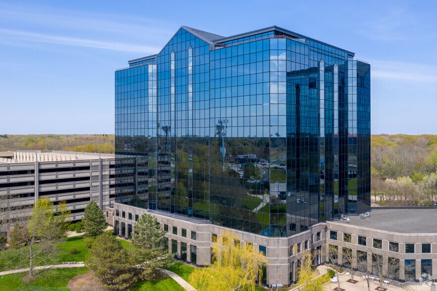 2100 E Lake Cook Rd, Buffalo Grove, IL à louer - Photo de l’immeuble – Image 2 sur 16