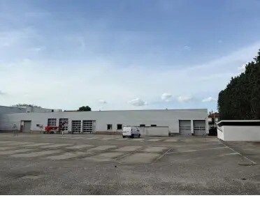 Local d’activités dans Vénissieux à louer - Photo de l’immeuble – Image 1 sur 7