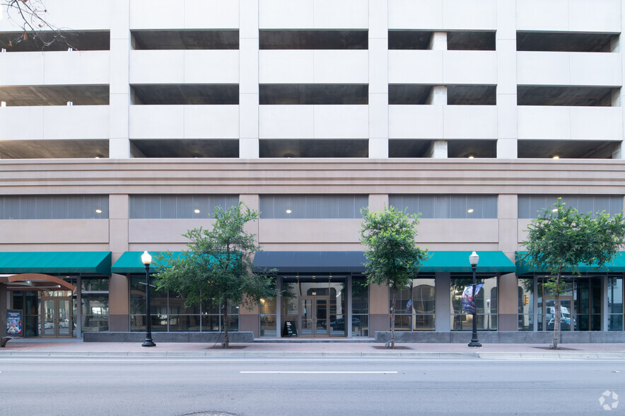 702 Houston St, Fort Worth, TX à louer - Photo de l’immeuble – Image 2 sur 33