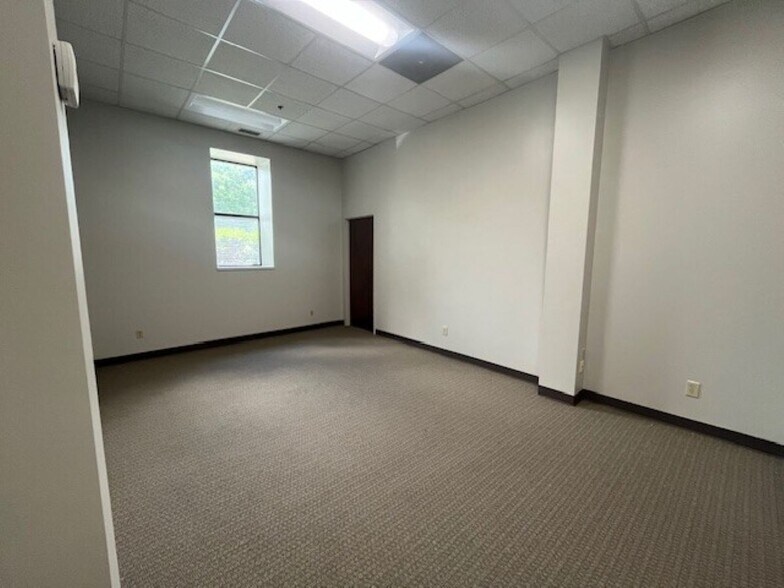 201 Government Ave SW, Hickory, NC à louer - Photo intérieure – Image 3 sur 7