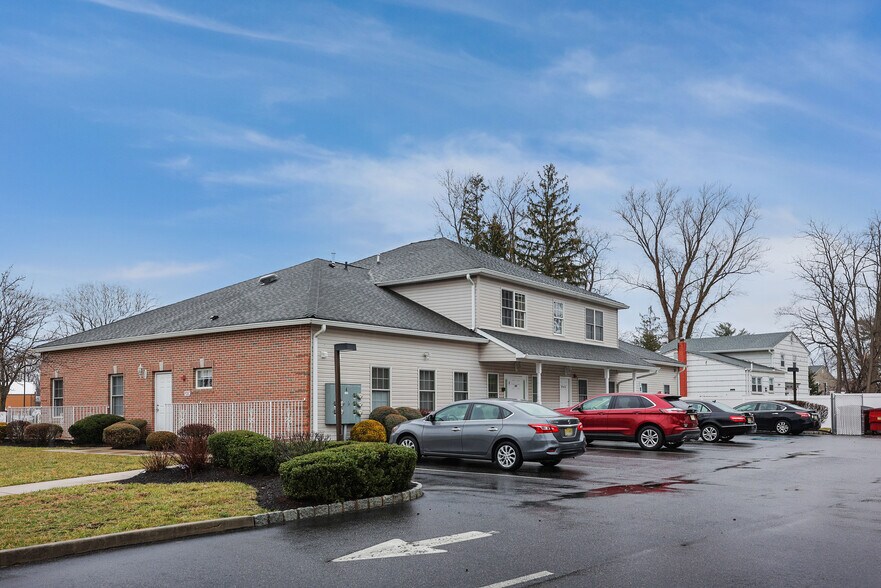 551 Newman Springs Rd, Lincroft, NJ à louer - Photo de l’immeuble – Image 3 sur 13