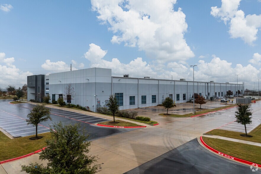 507 E Howard Ln, Austin, TX à louer - Photo de l’immeuble – Image 3 sur 4