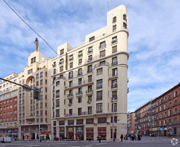 Immeuble residentiel dans Madrid, Madrid à vendre - Photo de l’immeuble – Image 2 sur 4