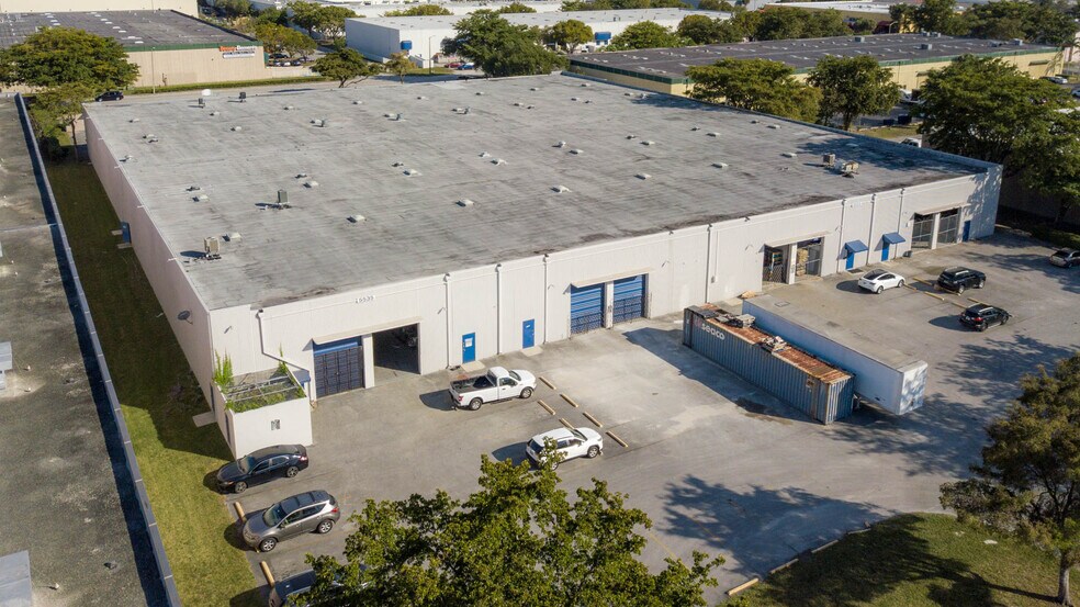 5500-5632 NW 161st St, Hialeah, FL à louer - Photo de l’immeuble – Image 3 sur 5