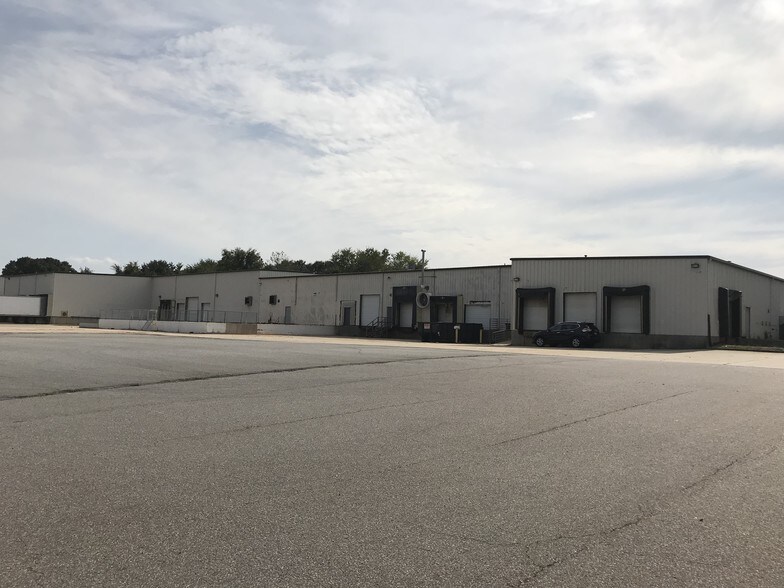 124 Commerce Blvd, Statesville, NC à louer - Photo de l’immeuble – Image 3 sur 6
