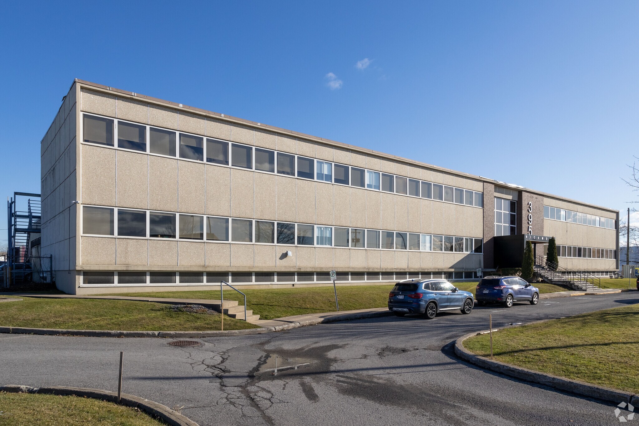 3950 Rue Hickmore, Montréal, QC à louer Photo principale– Image 1 sur 5