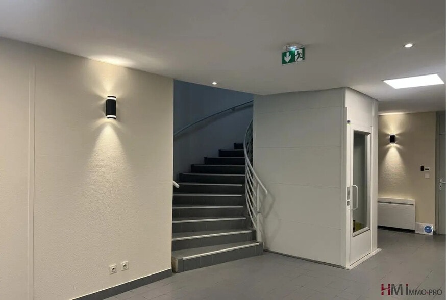 Bureau dans Mont-Saint-Aignan à louer - Hall d’entrée – Image 3 sur 7