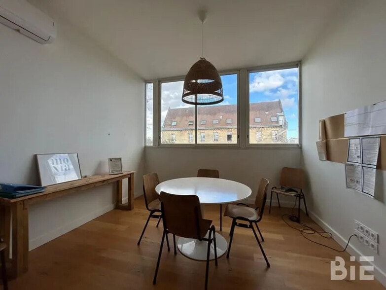 Bureau dans Bordeaux à vendre - Photo de l’immeuble – Image 3 sur 11