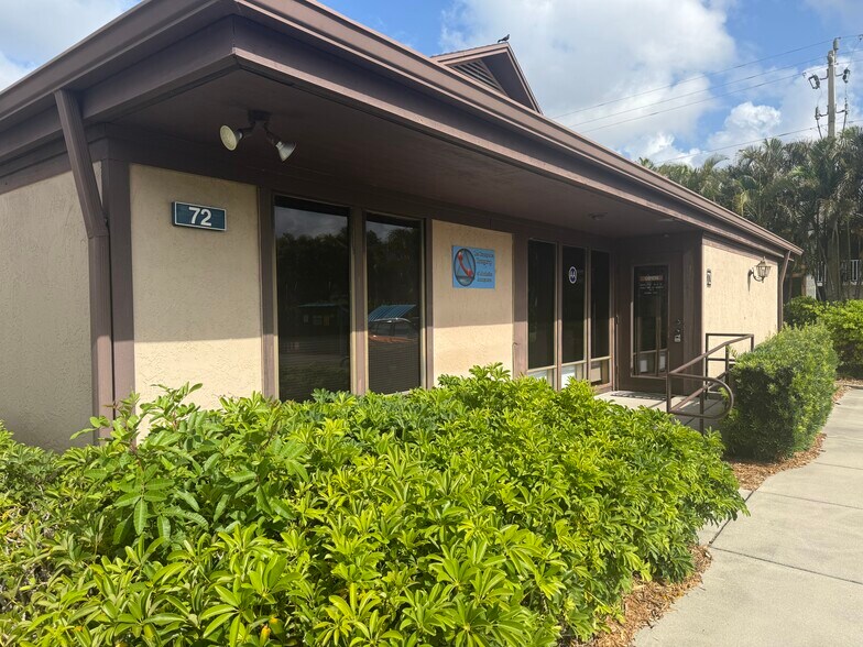 12734 Kenwood Ln, Fort Myers, FL à louer - Photo de l’immeuble – Image 2 sur 6