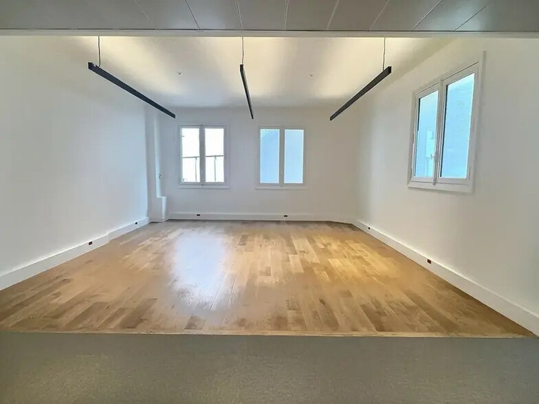 42 Rue De Bassano, Paris à louer - Photo de l’immeuble – Image 2 sur 23