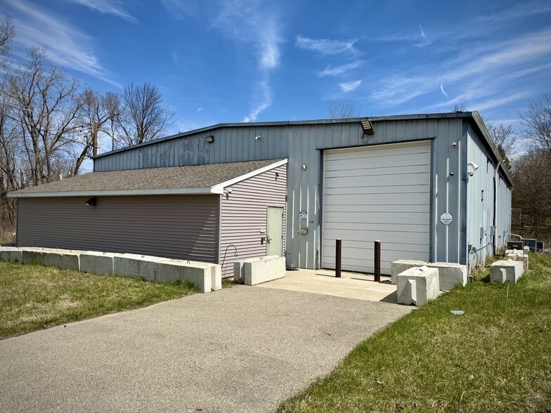 720 Terminal Rd, Lansing, MI à vendre - Photo de l’immeuble – Image 1 sur 14