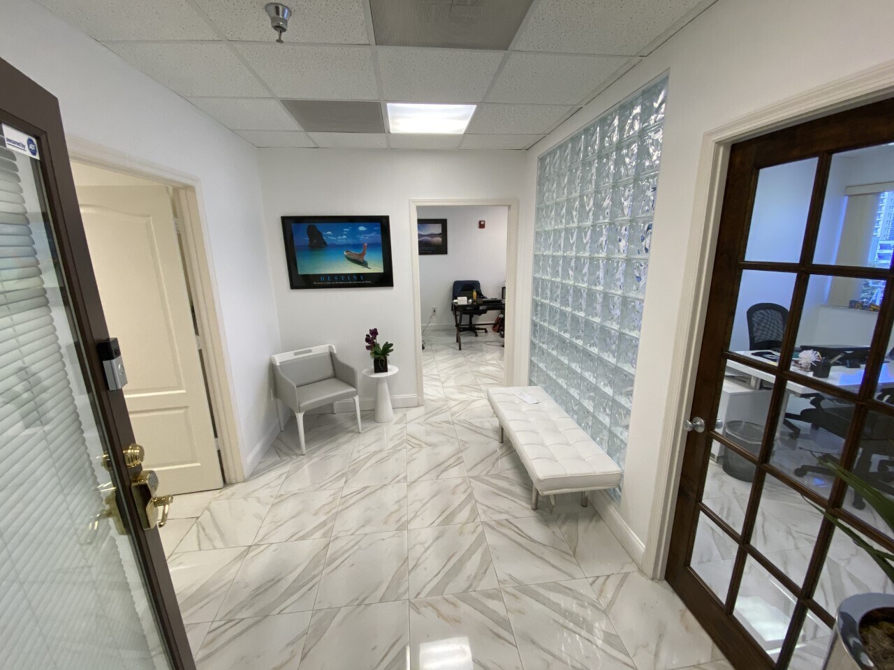 1111 Kane Concourse, Bay Harbor Islands, FL à louer Photo de l’immeuble– Image 1 sur 37