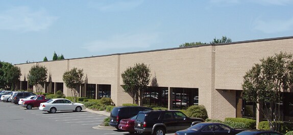 8301 Arrowridge Blvd, Charlotte, NC à louer - Photo de l’immeuble – Image 2 sur 8